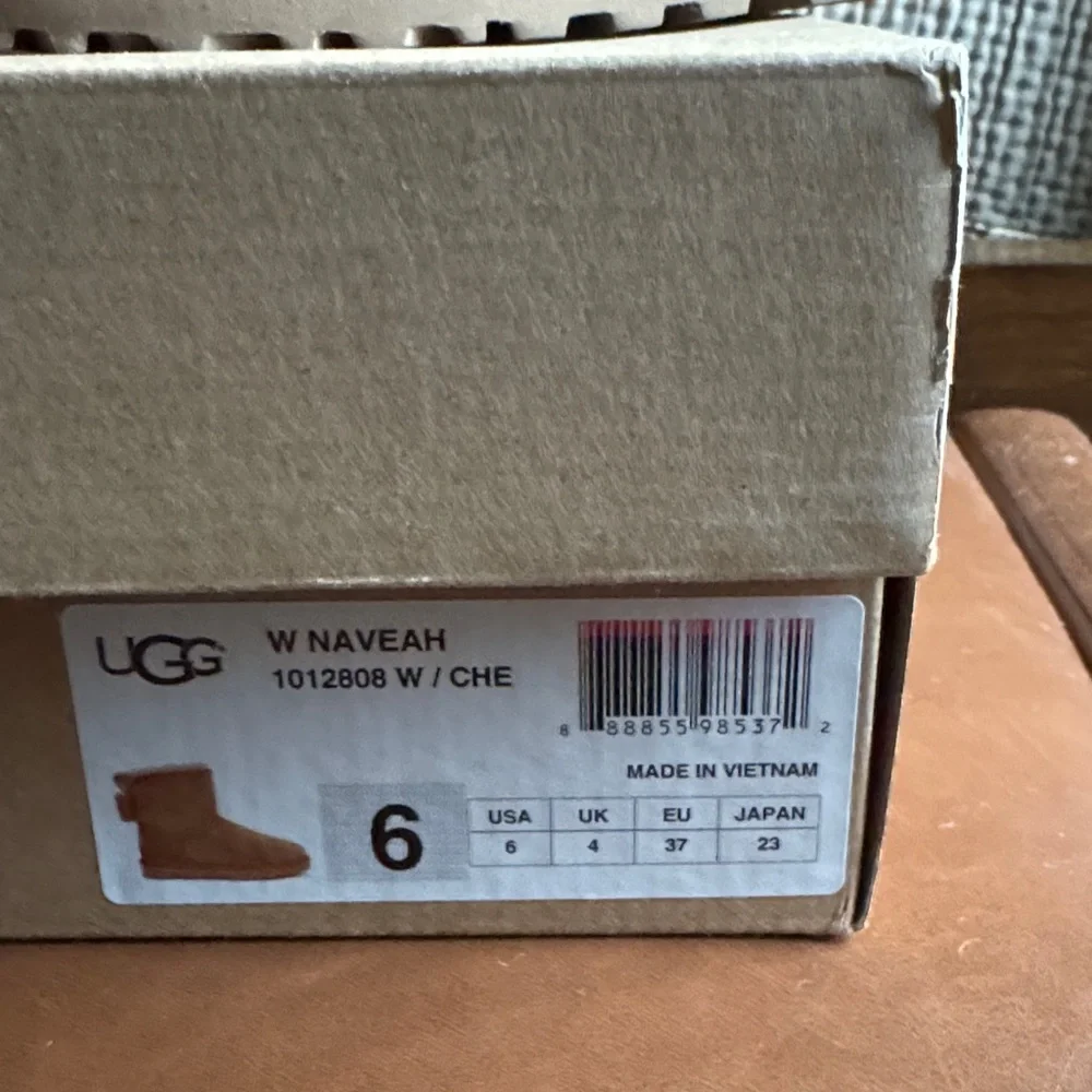 UGG‎ Short Shearling Bow Boots - Chestnut